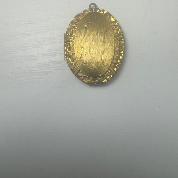 Small Vintage Locket - Picture 2 of 4